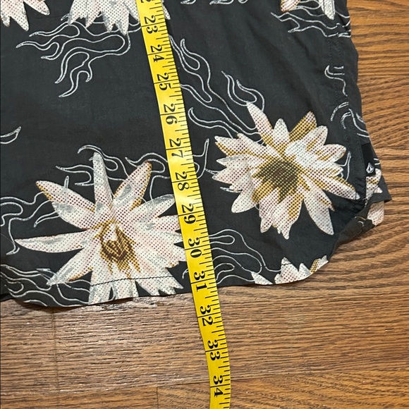 Volcom Shaken Not Stirred Shirt Men’s XXL Gray Short Sleeved Floral Resort Wear - Picture 7 of 8